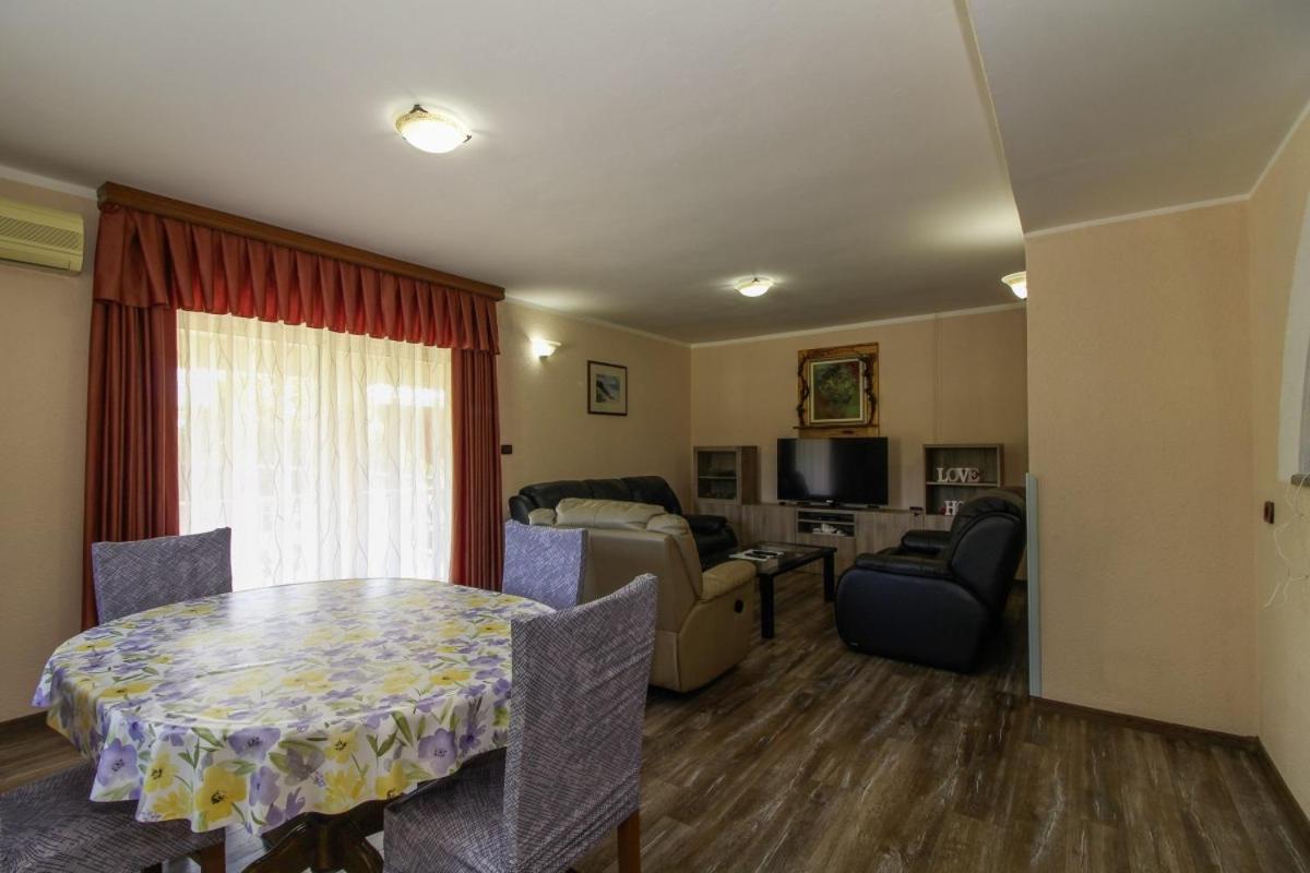 Linda In Lovrinici Villa Пазин Екстериор снимка